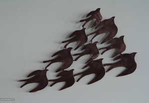 Esculturas de andorinhas em chapa de ferro
