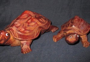 2 Tartarugas em madeira talhada