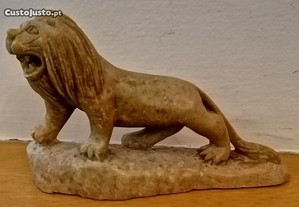 Escultura de leão e base em pedra de sabão