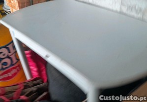 Mesa branca de cozinha em muito bom estado de conservação