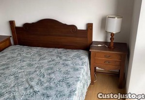 Cama casal com mesas de cabeceira