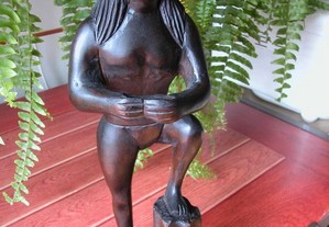 Figura em madeira esculpida, corpo atlético,41cm.