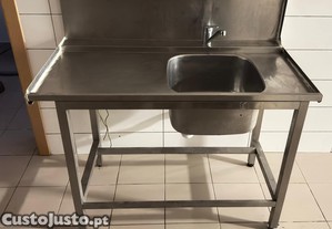 Bancada inox com pia e torneira
