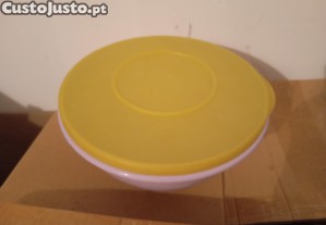 Caixa branca tupperware 1.200ml, com tampa amarela