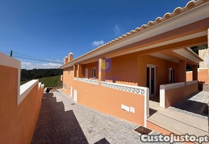 Moradia exclusiva t3 c/ quartos espaosos, cozinha moderna, sala c/ lareira, piscina e vistas deslumbrantes - salir de matos
