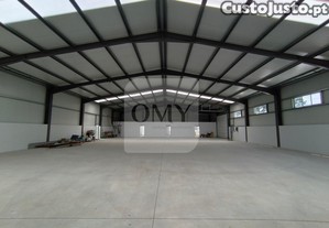 Junto  Zona Industrial de Constantim, Armazm Novo com 800m2
