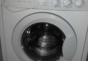 Máquina lavar/secar roupa marca Indesit avariada
