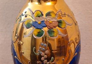Jarra azul em vidro Murano, com decoração floral
