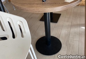 Conjunto de 13 Mesas Profissionais para Restaurante   Madeira Macia e Bases em Ferro Fundido   Muito Bom Estado