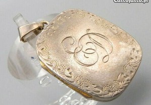Maravilhoso e exclusivo medalhão de prata antigo