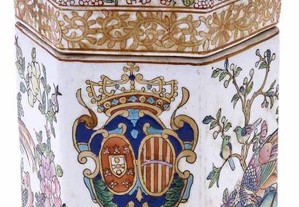 Caixa armoriada em porcelana oriental, com pássaros, flores e Armas Reais portuguesas