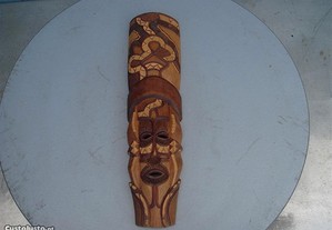 Máscara esculpida em madeira