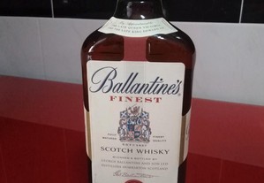 Whisky Ballantine`s Finest.