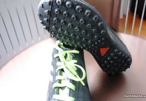 Sapatilhas de criança pretas marca Adidas para relvado sintético tamanho 32