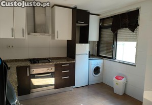 Apartamento T2 coz/equipada/varanda 1 andar Castanheira do Ribatejo