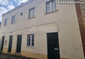 Prédio de utilização mista da banca com potencial habitacional e comercial no centro de alcoentre
