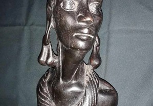 Busto feminino origem Angola