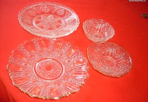 Pratos pequenos antigos em vidro trabalhado