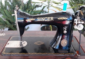 Máquina de costura Singer antiga, com móvel