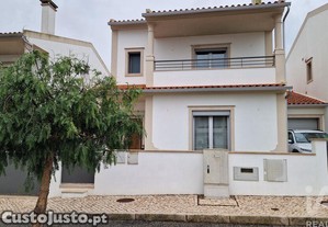 Moradia geminada T4 em Cela de 192 m²