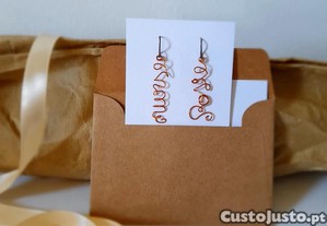 Brincos com nome, letras, palavras ou frases curtas