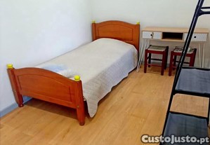 Quarto individual acolhedor com casa de banho e cozinha próprias, tudo incluído, em São José, Ponta Delgada.