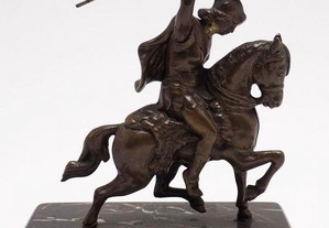 Escultura em bronze patinado de Guerreiro a Cavalo