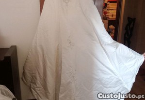 Vestido de noiva branco, ideal para um dia especial. Elegante e intemporal, perfeito para celebrar