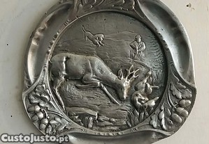 Antigo Prato ou Placa de Parede  Decorativo, motivo de Caa 