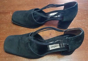 Sapatos pretos de Senhora
