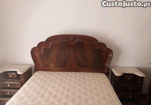 Cama com colchão + 2 mesinhas