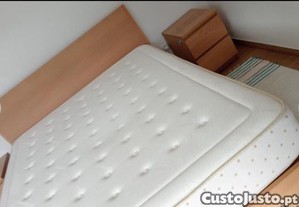 Cama em Faia 160/200 e mesas de cabeceira