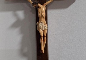 Crucifixo com cruz em madeira e Cristo em matéria resinosa
