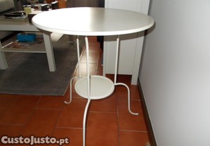Mesa em ferro lacada branca M/ bom estado