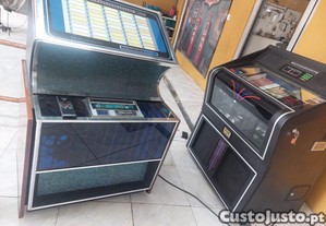 2 jukeboxes antigas