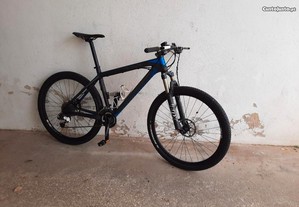 Bicicleta de btt em carbono