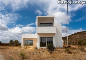 Villa v3 composta por 2 andares com 435 m2 de terreno situada em cercados a 13 kms de tavira