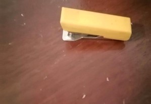agrafador mini amarelo
