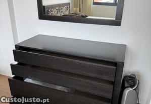 Comoda e mesas de cabeceira na cor wengue.