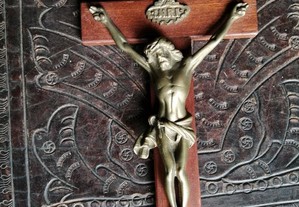 cruz antiga em madeira e metal