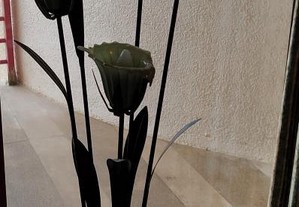 Candeeiro de pé com tulipas