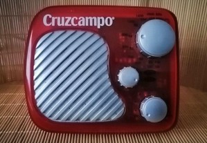 Pequeno rádio com a publicidade da marca de cerveja Espanhola Cruzcampo