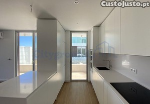 Apartamento T2 Com Terrao, Em Condomnio De...