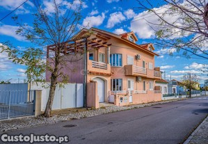 Prdio com 2 utilizaes independentes | Valado dos Fades | Nazar