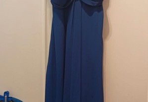 Vestido azul com pregadeira