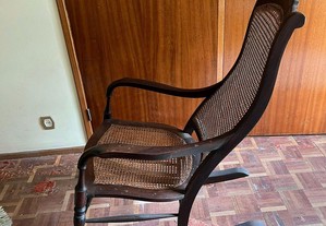 Cadeira de baloiço de madeira antiga