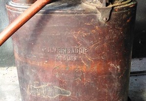 Pulverizador, da marca Hipólito, em cobre e latão.