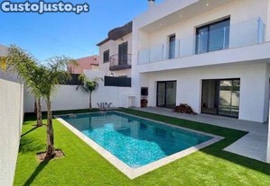 Casa T4 em Amora de 200,00 m²