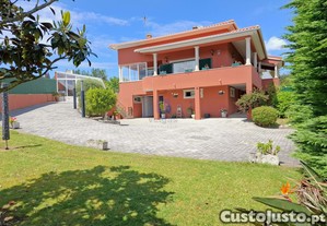 Moradia T5 isolada com piscina em A-dos-Negros, bidos