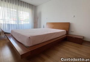 Cama em madeira com estrado